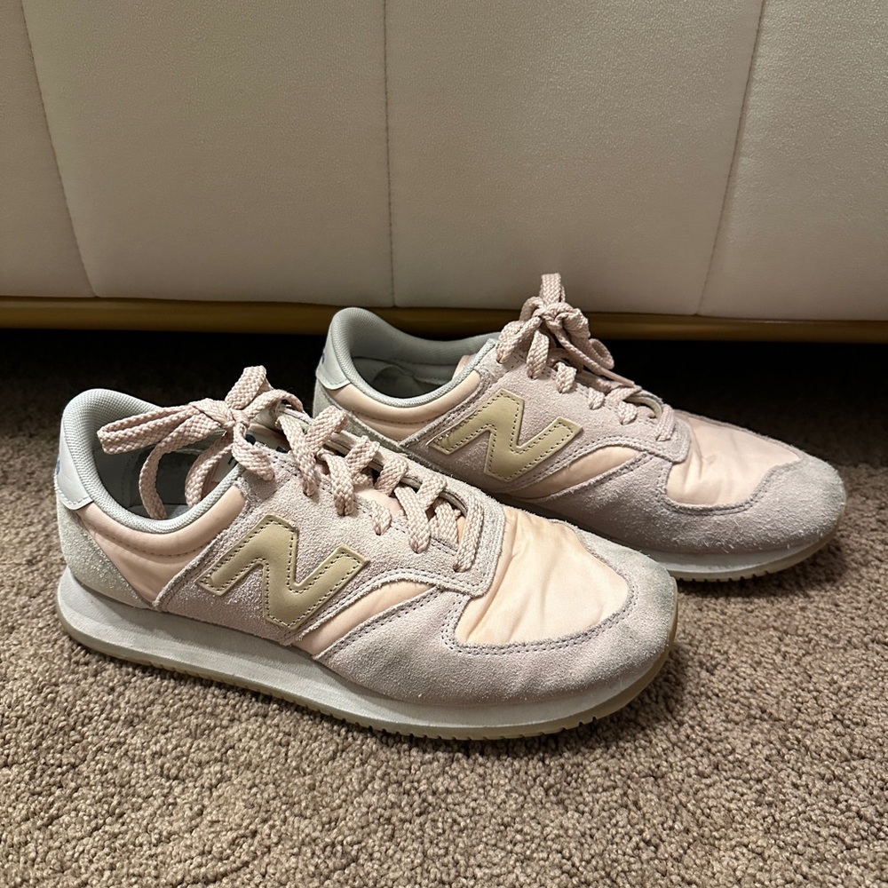Pink and cream women’s New Balance 420 tennis shoes